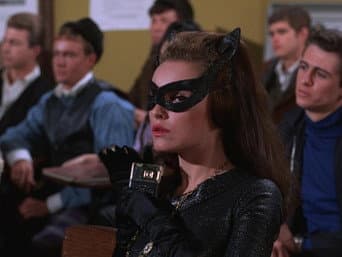 A Mulher-Gato Vai Para o Colégio
